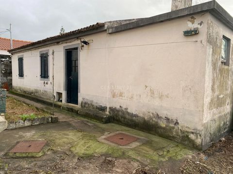Small 1 bedroom house built on the ground floor located in the picturesque parish of Livramento. To access this house it is necessary to cross a small, but easily accessible, path with regular flooring, taking no more than 1 m. It is not possible to ...