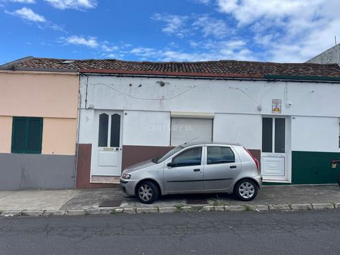 Located in the quiet and sunny area of Avenida João Paulo II in Ponta Delgada, this villa is ideal for both own housing and investment. With a bedroom, a bathroom, living room and kitchen, this property offers all the necessary comfort for comfortabl...