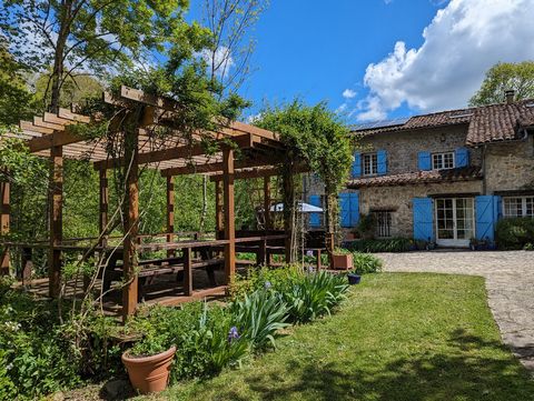 30 minutes from Foix and 10 minutes from the bastide of Serou, In an exceptional setting, on the banks of the river, discover this charming property made up of an old mill, a renovated individual barn and a private apartment. With 2.5 hectares of woo...
