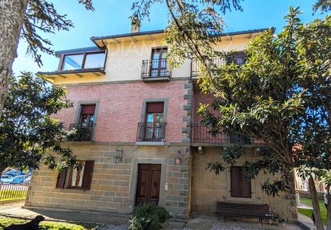 CITTA' DELLA PIEVE (PG) : Moiano; Independent villa of 550 sqm approx. on three levels composed as follows: -Ground floor: independent flat of about 65 sqm with living room, kitchen, double bedroom, bathroom, technical room and funds -First floor: la...