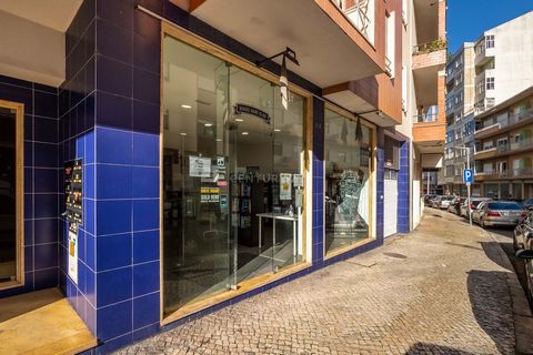Business opportunity. Commercial space (shop) with 119m2 of interior area + 38m2 patio, with the possibility of adding a roof. Located on Rua Raúl Proença, next to the center of Caldas da Rainha, approximately 400m from the train station, 200m from t...