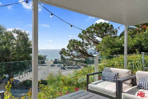 Vivez pleinement le style de vie de Malibu dans cette rare propriété de Paradise Cove avec une vue directe à couper le souffle sur l’océan. La maison dispose d’une superbe et vaste terrasse donnant sur la plage de Paradise Cove avec beaucoup d’espace...