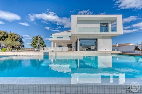Would you like to be able to enjoy the tranquility of a villa 3 km from the AVE station, less than 2 km from a golf course, in a quiet urbanization just 20 km from the sea and with spectacular views? Now it is possible, this property of more than 575...