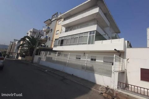 2 bedroom apartment on the ground floor with patio of 16m2 Building with basement, ground floor, 1st and 2nd. Floors without an elevator. Kitchen, living room, 2 bedrooms and toilet. Located next to ESAT / IPB, Continente hypermarket, schools, Terra ...