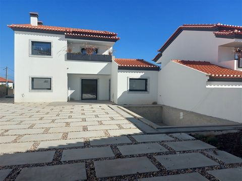 3+1 bedroom villa located in Ribamar, Lourinhã. With superior quality materials and unique details. On the ground floor there is a living room with generous areas, a large kitchen with space for a dining area and access to a multipurpose room with 17...