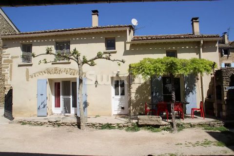 Ref458NCH, gewilde plek in de Drôme Provençale in een mooi gehucht van het dorp Colonzelle op 5 minuten van Chamaret en 9 van Grignan, een prachtige stenen dorpsboerderij op een perceel van 350 m2 omsloten door muren met zijn bovengrondse zwembad. Ee...