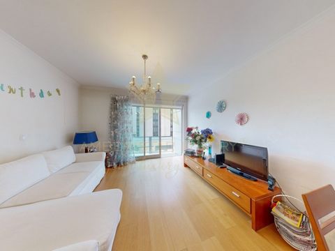 Luxury 2-bedroom apartment located in Campolide, on one of Lisbon's main avenues, close to the Calouste Gulbenkian Foundation Garden. The property is part of a building from 2009 with an impressive entrance hall, concierge, and reception service, wit...