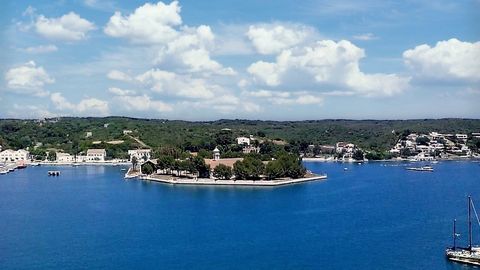 MENORCA ES UN PARAÍSO CERCANO. Ubicado en el corazón de la costa este de la idílica isla de Menorca, se alza majestuoso el Puerto de Mahón, un tesoro natural de más de seis kilómetros de longitud que se destaca como uno de los puertos más extensos de...