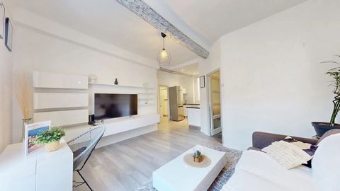NICE / CARRE D'OR - pedestrian street, a few steps from the BEACHES and the PLACE MASSENA, located in the very sought-after rue Masséna, in the heart of the golden square, on the 1st floor of a well-kept Nice building, superb 2 room apartment of 38m2...