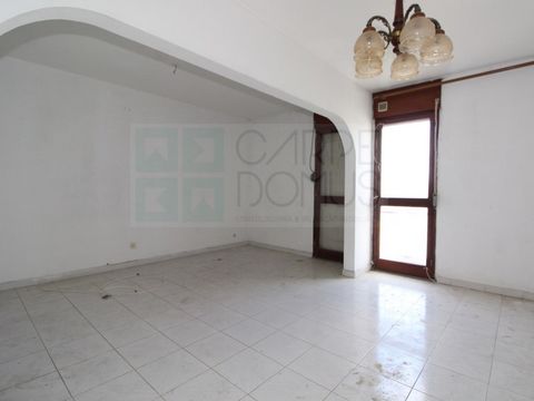 Apartment, 3 Bedrooms in Vale da Amoreira, Moita Comprising an entrance hall/corridor with 4 m²; a spacious living room and dining area, totalling 18.45 m²; 3 comfortable bedrooms; an 11 m² kitchen with pantry and access to a space with two balconies...