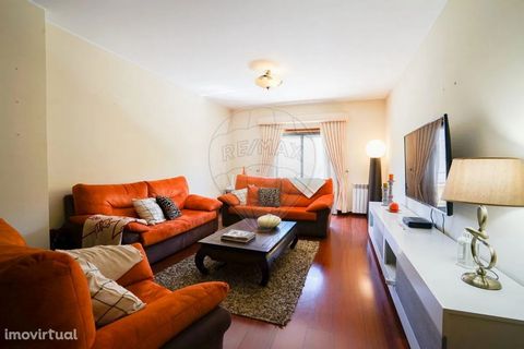 Apartamento duplex T5 +1 para venda! Fantástica oportunidade de adquirir este apartamento, localizado na Póvoa de Lanhoso! Imóvel localizado na Avenida da República, uma localização estratégica no centro da Vila da Póvoa de Lanhoso, com a proximidade...