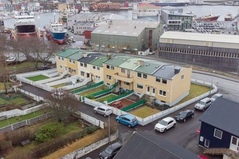 Zweizimmerwohnung im Zentrum von Tórshavn. Das Apartment liegt nur 5 Gehminuten vom Zentrum in Tórshavn entfernt. Supermärkte gibt es in ca. 500 m Entfernung und einen kleineren Lebensmittelladen in 100 m Entfernung. Die Wohnung besteht aus zwei Schl...
