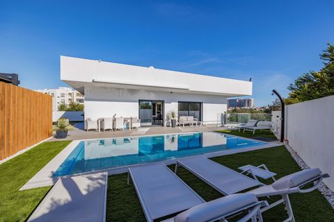 Modern Elegance in the Heart of Albufeira Welcome to this fantastic modern semi-detached house, a gem nestled in the heart of Albufeira, surrounded by tranquility in a private area. Here, you get the best of both worlds - a peaceful cul-de-sac with m...