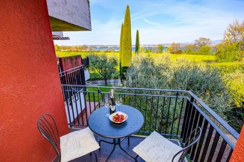 Located just 100 meters from the shore of Lake Garda, this beautiful four-bedroom apartment offers an exclusive residential experience, just steps from the renowned Brema Beach in Sirmione. Nestled in the tranquility of a residence surrounded by a be...