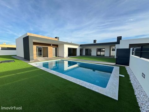 House under construction located in Brejos de Azeitão, a few minutes from the Serra da Arrábida Natural Park, 15 minutes from the beaches of Setúbal Bay and close to all amenities. This house is part of a set of 4 houses in a mini-condominium. Well o...