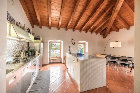 We are pleased to present you a fantastic apartment, located within a spectacular historical context, with large condominium green spaces, tall trees and a large swimming pool (12m x 6m), so you can enjoy your holidays at Lake Garda to the fullest. I...