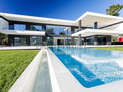 Welcome to Casa Miami T6 at Herdade da Aroeira, a spectacular residence that combines sophistication, comfort and the best lifestyle. Upon entering this magnificent home, you will be immediately captivated by the impressive entrance door, which is 6 ...