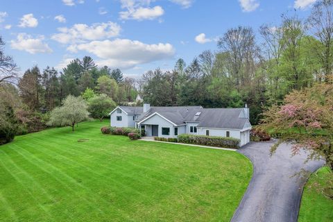 Location, Location, Location! Nestled in the sought-after Yale Farms neighborhood in Armonk, this perfectly maintained, full of light contemporary home boasts a prime location + convenience. Stone pillars guide the way to an inviting entry Foyer & Li...