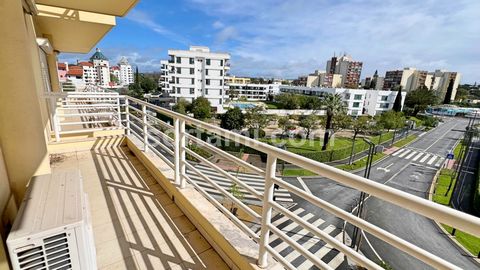Excelente apartamento T1 localizado em Vilamoura, inserido num condomínio fechado com piscina, no centro da cidade. Com uma localização privilegiada em Vilamoura, próximo da Marina e a poucos minutos a pé da bela praia da Falésia, este apartamento of...