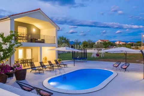 Location: Zadarska županija, Nin, Poljica Brig. ZADAR, POLJICA BRIG - Beautiful villa with swimming pool This villa represents an ideal place for a relaxing holiday or gathering with friends or family. With an interior space of 100 m2, it offers spac...