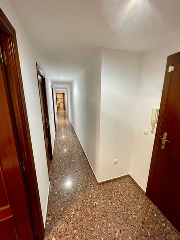 Welcome to the perfect space for your student stay in Alcoi! This spacious 90m2 apartment is located just 600 meters from the UPV University Campus, and a 5-10 minute walk from two supermarkets; Hiperber and Mercadona. The apartment has 4 fully equip...