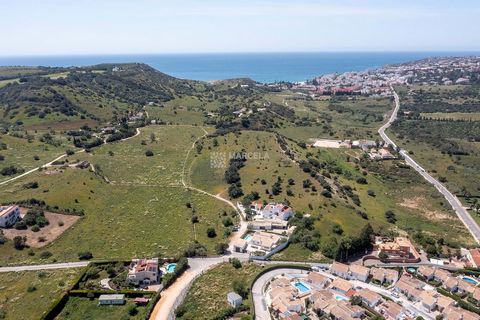 Located in Praia da Luz. Located in the charming Praia da Luz village, in the prestigious Contreira region, this plot of land presents a unique investment opportunity in a standout property. With a total area of 10 hectares, this spacious and versati...
