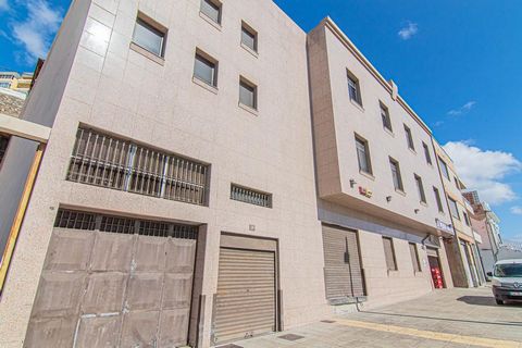 Ce bâtiment est situé Paseo Blas Cabrera Felipe « Físico », 35016, Las Palmas de Gran Canaria, Las Palmas. C’est un bâtiment, construit en 1993, qui a 2091 m2 . En outre, il comprend un ascensor, situé au centre, accès depuis la rue, l’extérieur, le ...