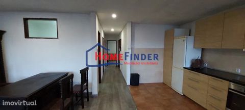 Semi-refurbished 2+1 bedroom apartment, located in the heart of Braga. Kitchen equipped with appliances: hob + oven + fridge + water heater + extractor fan + washing machine + dishwasher. Wooden kitchen furniture, black granite top, pantry and sunroo...