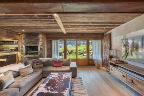 Discover this charming property located on the heights of Combloux with breathtaking views of the Mont-Blanc massif. Close to the centre of Combloux village and a shuttle stop serving the Portes du Mont-Blanc and Domaine Evasion Megève ski areas, thi...