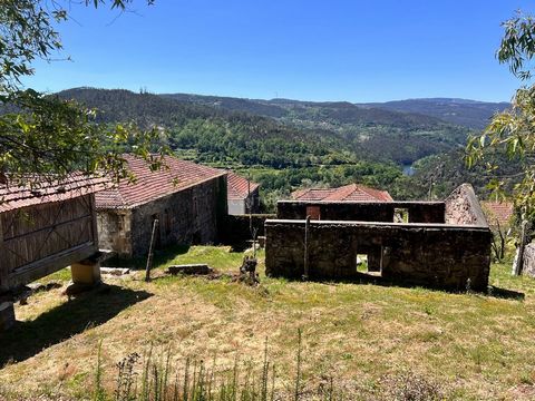 Situated in the charming village of Paredes, in the picturesque parish of Santa Cruz da Trapa, São Pedro do Sul, this remarkable property offers a privileged view of the majestic Lafões valley, with its oak forests and the serene reservoir of the Rib...