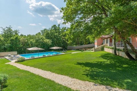 Bellissima nuova villa sopra Rovigno, proprietà meravigliosamente grande con giardino ben curato, piscina 60 m2 e piccolo campo da golf!