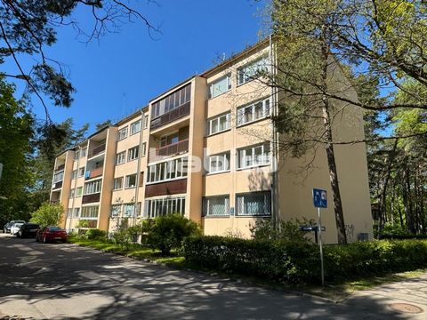 Die Wohnung besteht aus einem geräumigen Wohnzimmer mit Ausgang zu einer hellen Loggia, 2 separaten Schlafzimmern, einer separaten Küche, einem Badezimmer und einer Toilette. Das Haus verfügt über eine renovierte Fassade und ein renoviertes Treppenha...