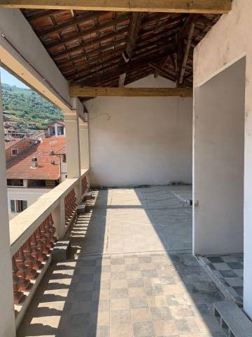 MONOPOLY Historic center convenient to parking (100 meters) In the building on the main square it sells charming accommodation on 2 levels on the attic floor with open and sunny views. The property of about 180 square meters. To be restored it consis...