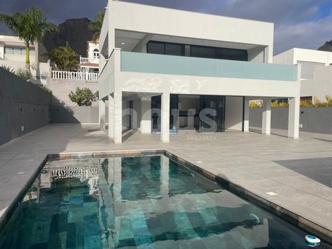 Referentie: 04125. Met genoegen presenteren wij een prachtige villa in El Madroñal, Tenerife, gelegen op een ruim perceel van 550 m². Deze woning, met 5 slaapkamers, 4 badkamers en een ruime garage met capaciteit voor 4 auto's, is een zeer aantrekkel...
