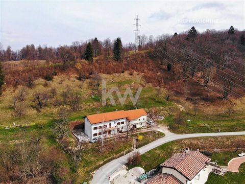 La propriété est située dans la partie sud-est du village, à une altitude d’environ 590 m au-dessus du niveau de la mer et se compose de quatre parcelles reliées. Parmi eux, 388 m² de terrains à bâtir, et les 13 247 m² restants sont des terres agrico...