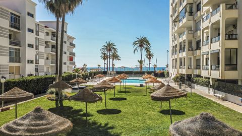Welcome to this spacious apartment in a popular beachfront complex with a pool in Los Boliches, Fuengirola! Excellent location, right next to the beach promenade and a popular padel tennis club, close to shops, supermarkets, bars, restaurants and eas...