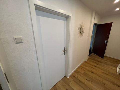 Schöne 3-Zimmer-Etagenwohnung im 2. OG eines gepflegten Wohnhauses mit 73 m2 Wohnfläche. Ruhig in einer Seitenstraße gelegen, bietet die Wohnung behaglichen Bodenbelag, große Fenster für maximales Tageslicht und hohe Decken für ein luftiges Ambiente....