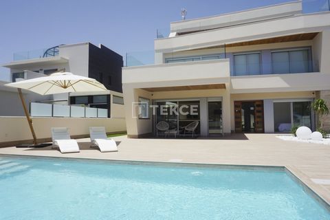 Elegante Villen mit 4 Schlafzimmern und reichlich Platz in Dehesa de Campoamor Zeitgenössische Villen befinden sich in dem charmanten Ort Dehesa de Campoamor, einem bekannten Badeort an der südlichen Orihuela-Küste, eingebettet zwischen der Costa Bla...