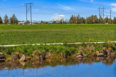 Discover the potential to create your dream home on approximately 40 acres of pristine, irrigated land. With awe-inspiring Cascade Mountain views as your backdrop, this expansive property presents the ideal canvas for your vision of the perfect home....