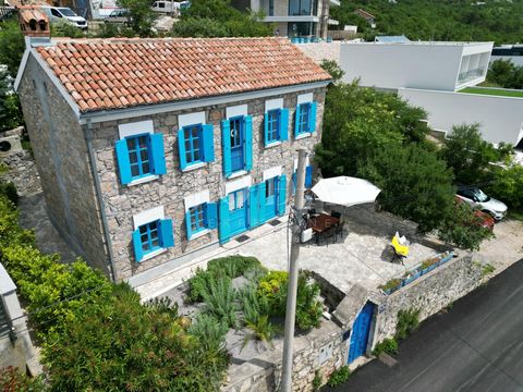 Location: Primorsko-goranska županija, Crikvenica, Crikvenica. Casa in pietra ristrutturata in una zona elevata di Crikvenica con una spettacolare vista sul mare. È anche rialzata rispetto alla strada principale, in modo che il piano terra con la sua...