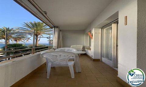 Roses - Santa Margarita - Roses Vakantiecentrum Het appartement is verdeeld in een woonkamer met open keuken, een slaapkamer met ingebouwde kasten, een badkamer met ligbad en een glazen terras met zijdelings uitzicht op het strand en de boulevard. He...