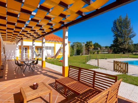 5+3 bedroom villa with 320 sqm of gross construction area, garden, and swimming pool, set on a fenced plot of 9,000 sqm in Herdade do Montalvo, with 24-hour security, in Alcácer do Sal, just a few minutes from Comporta. The villa is distributed over ...