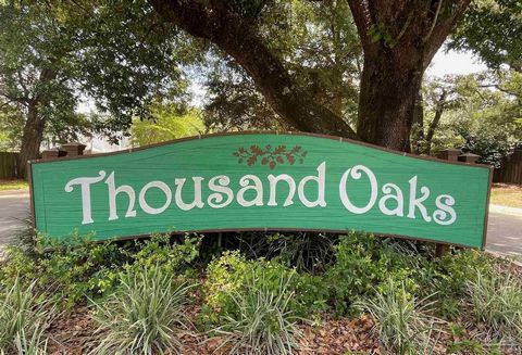 Terrain résidentiel boisé dans le quartier Thousand Oaks de Pensacola, juste au nord de 10 Mile Road et à l’est de Chemstrand. C’est un quartier très recherché dans une partie de la ville en pleine croissance.