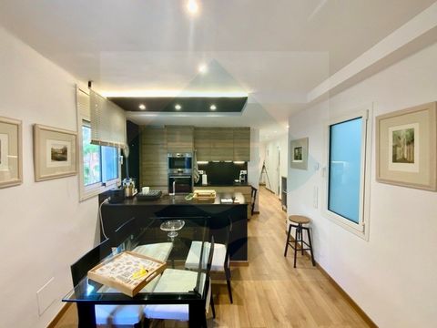 Ontdek elegantie en comfort in het hart van El Masnou Locatie: El Masnou Centrum Kamers: 2 slaapkamers Badkamers: 2 badkamers Gerenoveerd: Recent gerenoveerd Keuken: Modern en uitgerust Ruimtes: Ruim en vol natuurlijk licht Voorzieningen in de buurt:...