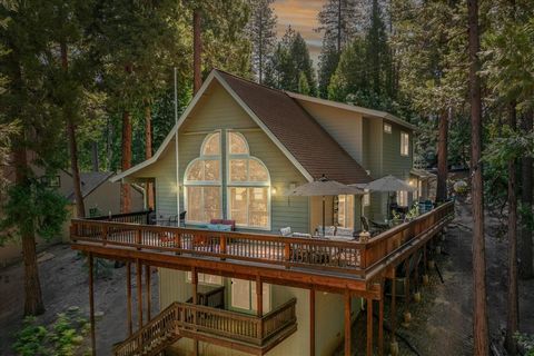 Classic three-level chalet by Calaveras Construction with perfect forest setting has been meticulously cared for. This chalet is well appointed with vaulted pine ceilings, primary bedroom on the main level, wrap around deck surrounded by forest, thre...