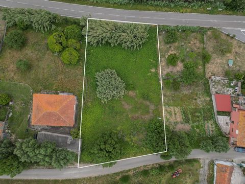 Land with more than 1600m2, located in Lares in front of the Equestrian Center, with an incredible view over the fields of the Mondego River. It has a project for the construction of a 4 bedroom villa, with swimming pool, divided into 3 floors, all w...