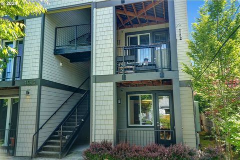 Talk about great location! Just blocks to New Seasons, Adidas HQ, MAX, wonderful parks, shops, eats & drinks - of both the coffee and cocktail varieties. This contemporary condo building in Arbor Lodge was built by Everett Custom Homes - a Street of ...