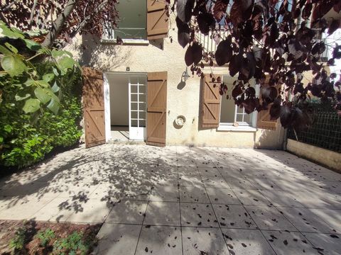 Time Stone Real Estate presents this townhouse of about 102 m2 with garage, a terrace and a small garden with an outbuilding, located in the city center of a town in the upper Aude valley. This semi-detached house consists on the ground floor of an u...