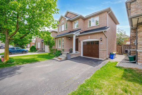 Located in a sought-after neighbourhood with some of the best schools that Oakville offers. Close to parks, shopping, amenities, and the Oakville Trafalgar Hospital. The bright, sun-filled living and kitchen/dining rooms are perfect for family gather...