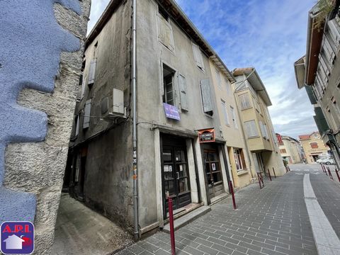 EDIFICIO PARA REFORMAR Este edificio situado en el centro urbano de Saint Girons dispone en planta baja de un local comercial en alquiler y de un garaje. En el primer, segundo y último piso se acondicionarán y renovarán un total de 102 m² para crear ...